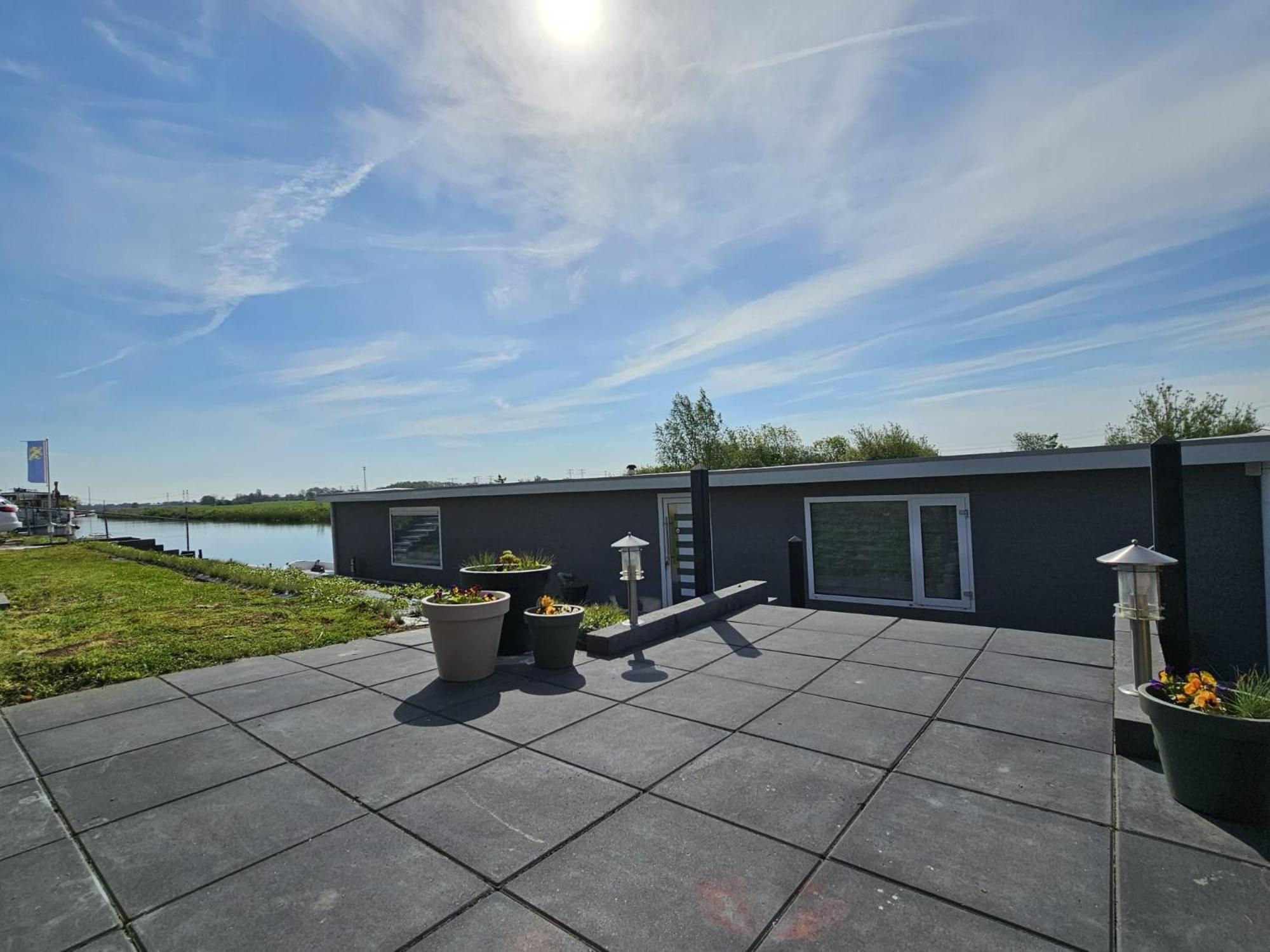 Luxe Woonboot In De Natuur Evt Met Console Bootje! Leeuwarden Bagian luar foto
