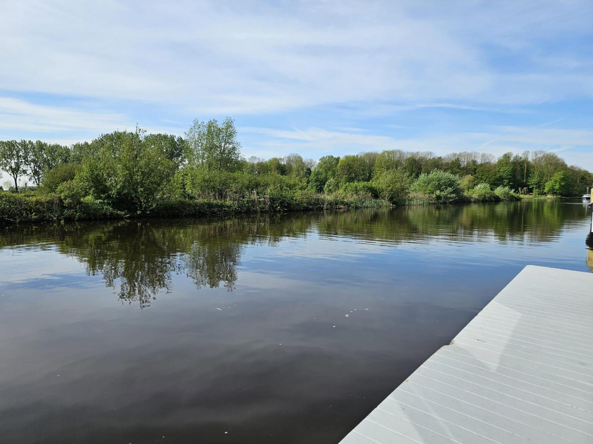 Luxe Woonboot In De Natuur Evt Met Console Bootje! Leeuwarden Bagian luar foto
