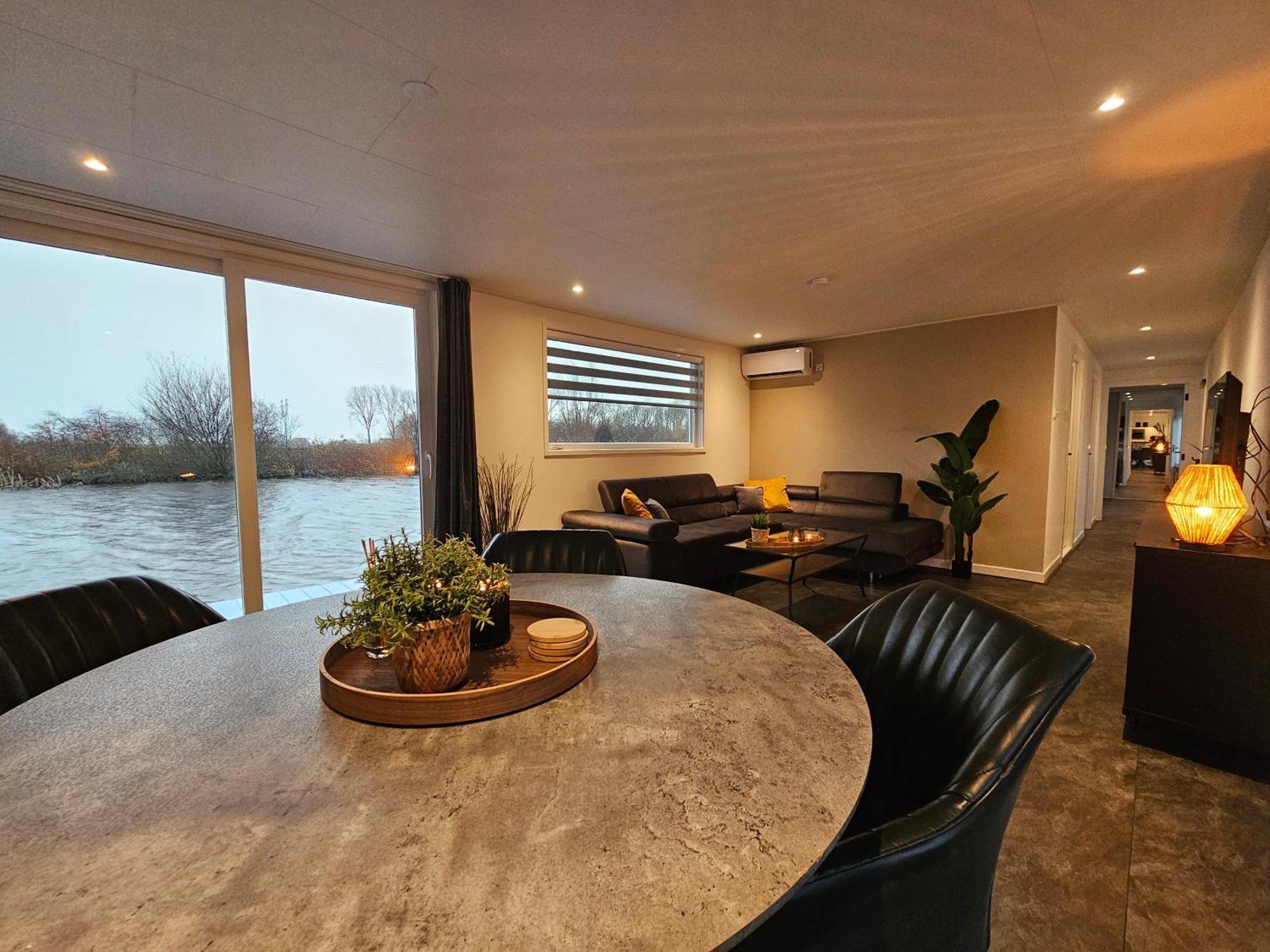Luxe Woonboot In De Natuur Evt Met Console Bootje! Leeuwarden Bagian luar foto