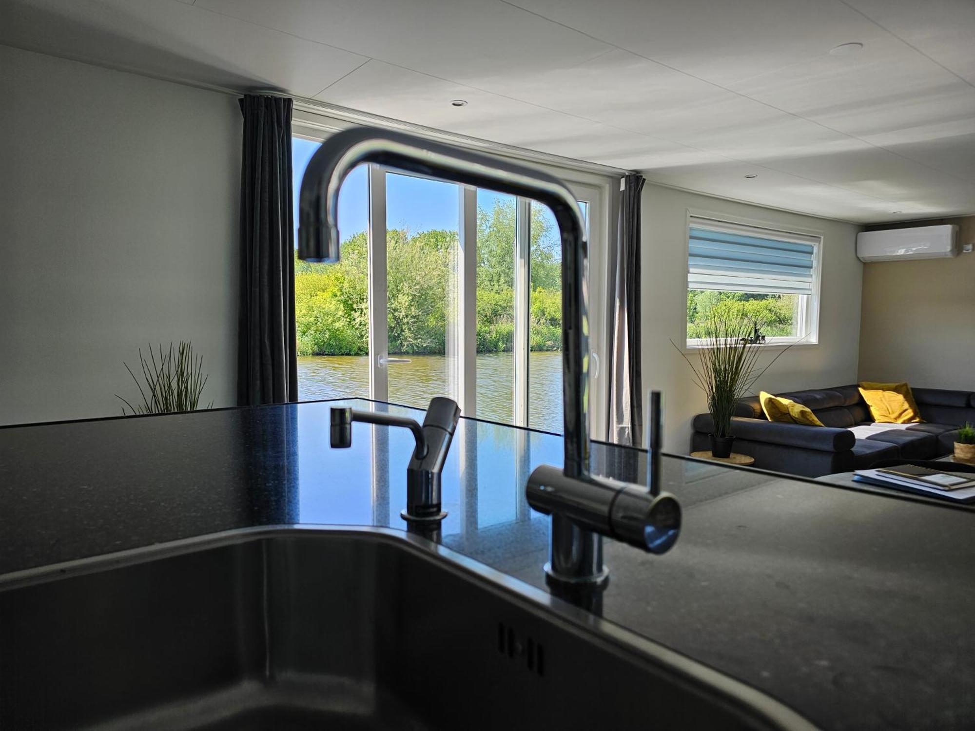Luxe Woonboot In De Natuur Evt Met Console Bootje! Leeuwarden Bagian luar foto